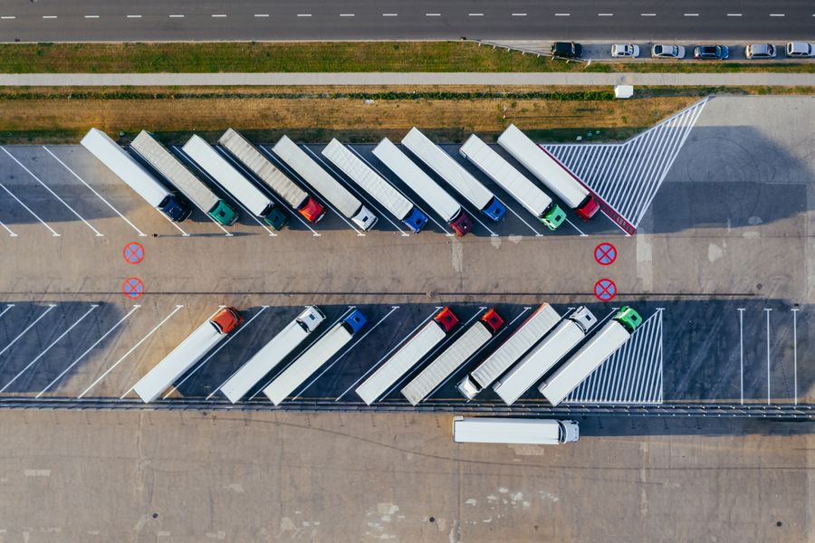 Vista aérea de una flota de camiones aparcados
