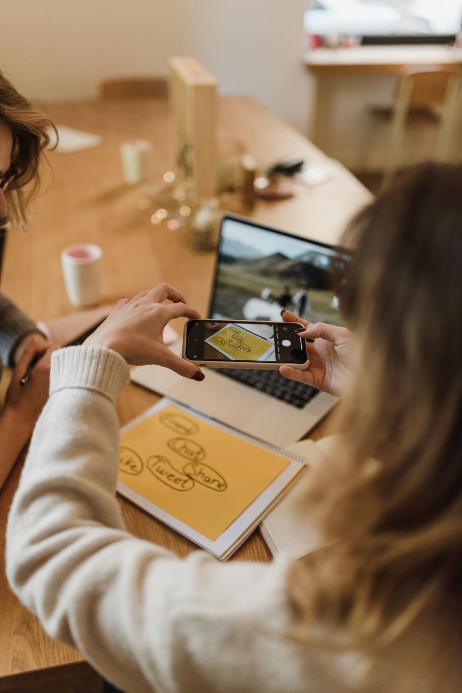 Una persona hace una foto a un documento con el móvil