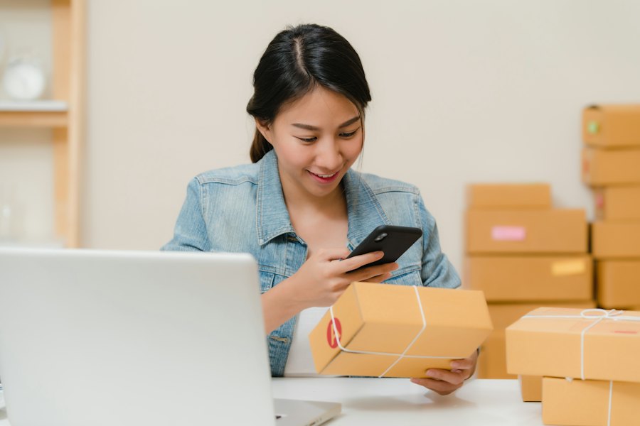 Una persona de la oficina enviando un mensaje desde el móvil