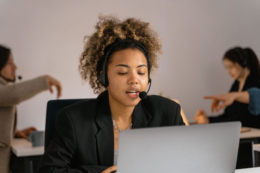 Persona de atención al cliente con cascos atendiendo una llamada